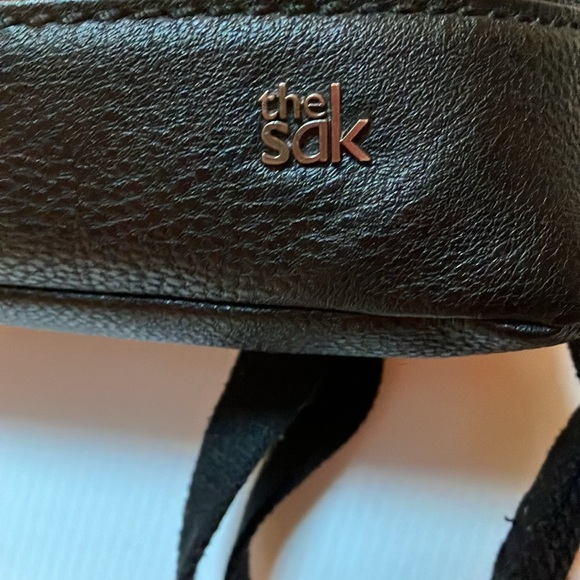 Le Sak  Genuine Leather convertible crossbody/ knapsack 12 x 12 x 3 1/4 - Picture 6 of 7